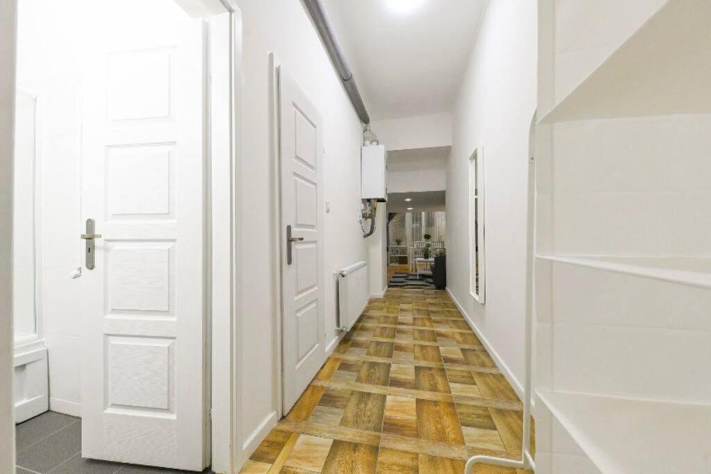 Lovely Studio Flat In Damjanich Street - Leonard Budapest Exterior photo